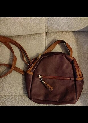 Askılı omuz çantası (sırt çantası da olabiliyor ) & şal 