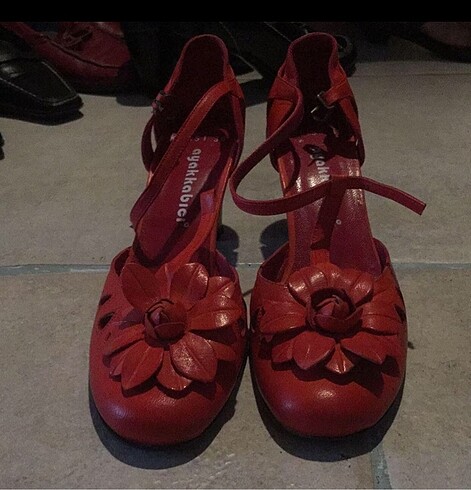 Kırmızı ayakkabı