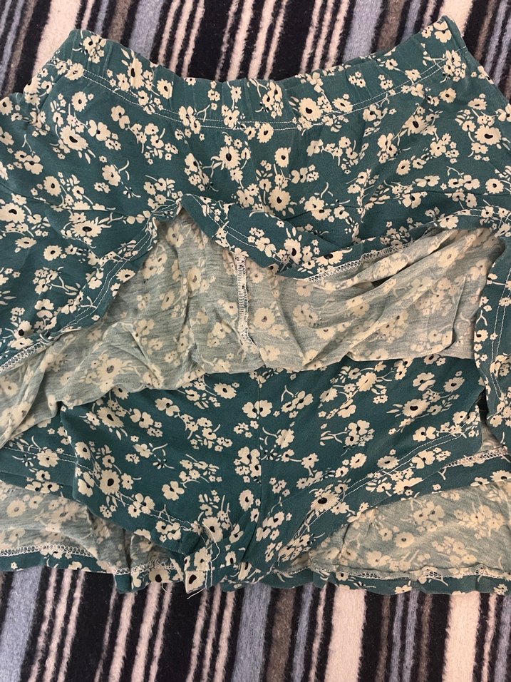 Yeşil Çiçek Desenli Fırfırlı Şort Etek - Görsel 3