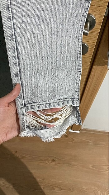 Diğer Paça kısmı yırtık kot pantolon