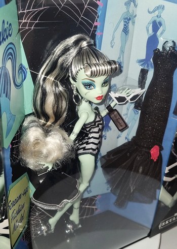 monster High frankie barbie Skullector - Görsel 2