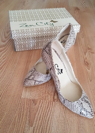 Yilan derisi stiletto