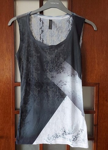 Guess baskılı dantel kolsuz bluz
