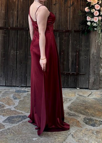 BORDO PARLAK SATEN ELBİSE