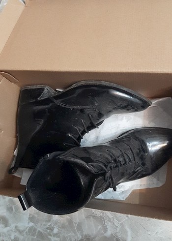 Siyah Deri Goth Tarzı Tokalı Topuklu Kadın Bot - Görsel 2