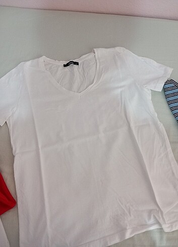 V yaka beyaz tişört