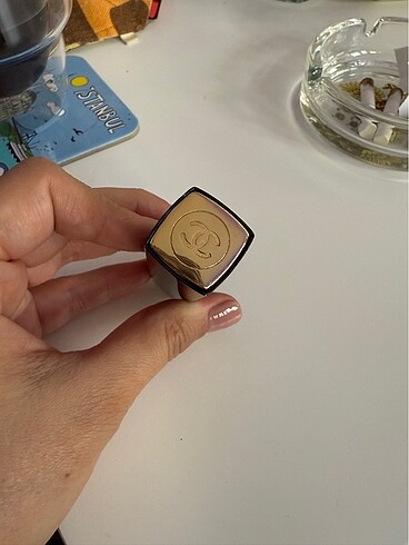Beden kırmızı Renk Chanel ruj