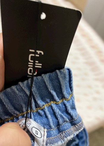 Zara Sıfır etiketli beli lastikli etekli kot şort.. marka temsili