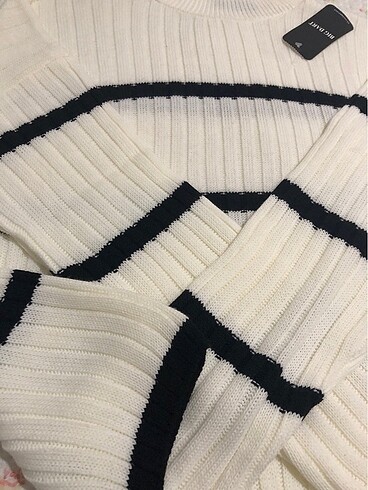 xl Beden beyaz Renk Sıfır etiketli? oversize kesim.. standart bedendir.. dokusu yumu