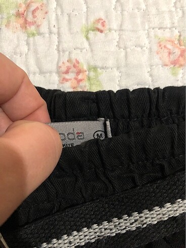 m Beden siyah Renk Sıfır etiketli?. Yüksek bel?Kemerli gabardin şort? marka temsili