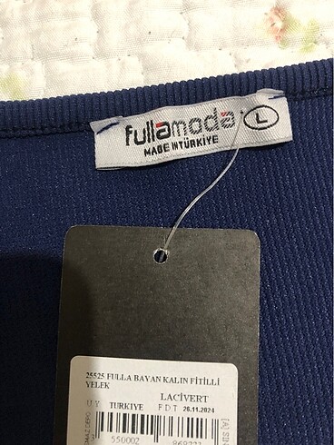 l Beden lacivert Renk Sıfır etiketli? fiyonklu fitilli yelek?. boy 50 cm? M-L uyumlu? 