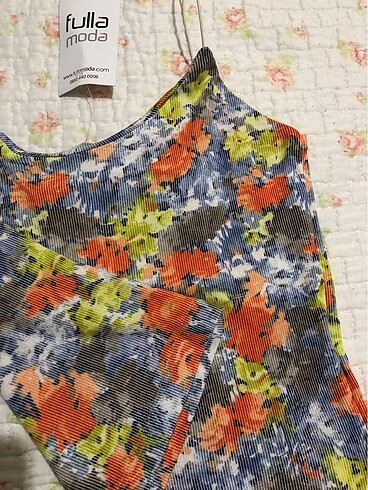 Bershka Sıfır desenli ip askılı atlet? M ile uyumlu.. marka temsli