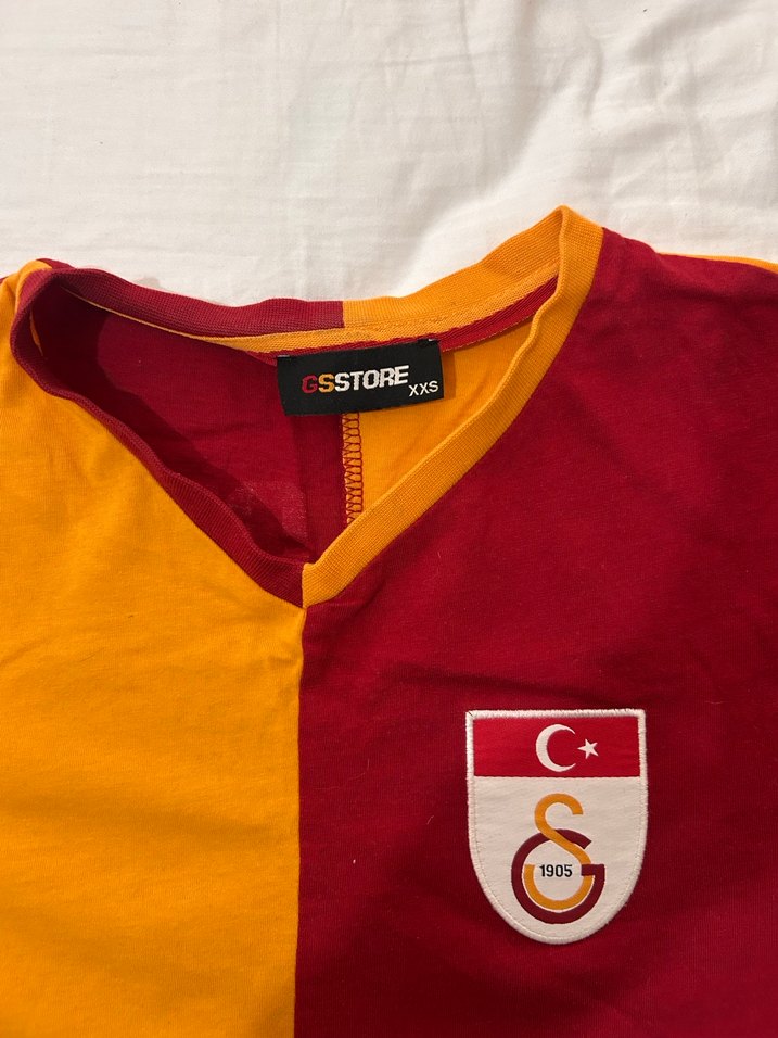 Kısa Kollu V Yaka Kırmızı-Sarı Spor Tişört - Görsel 2