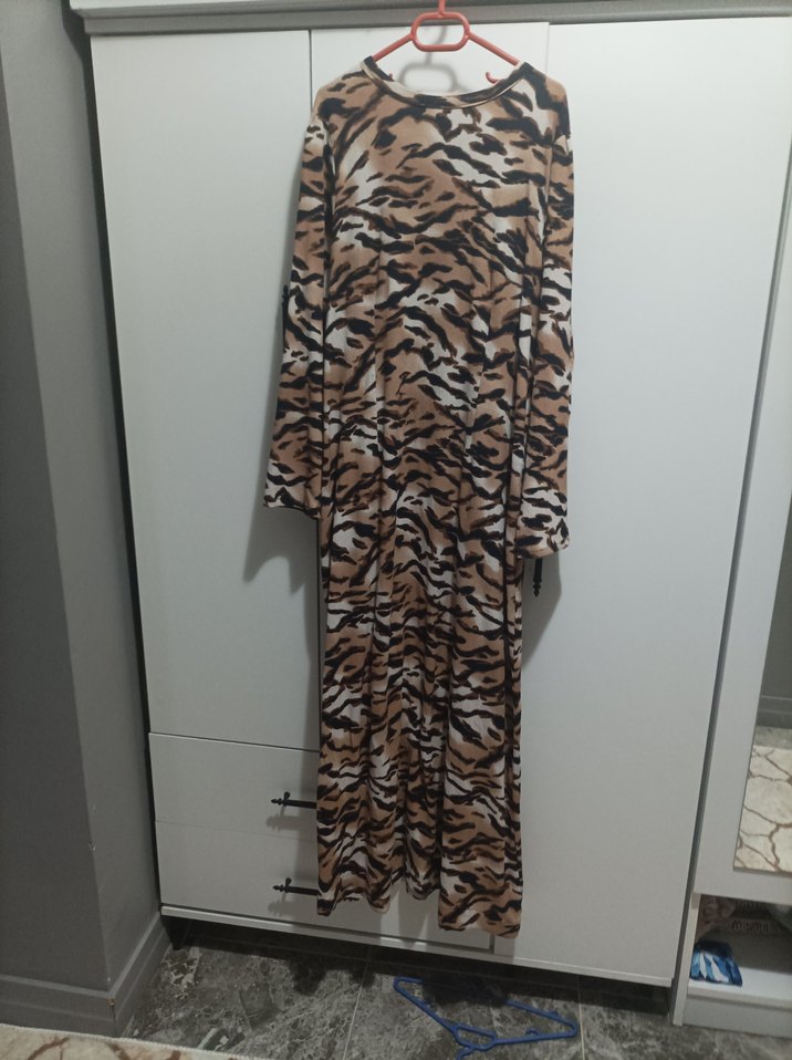 Kahverengi Zebra Desenli Uzun Elbise - Görsel 2