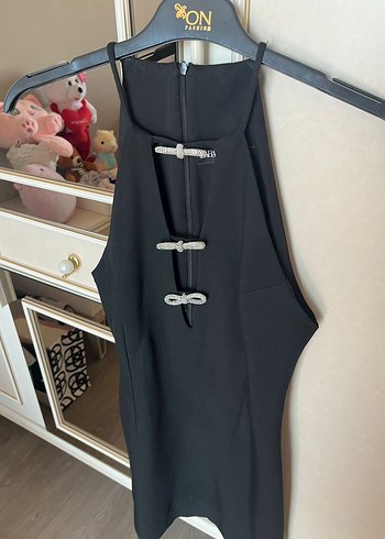 Zara Tokalı Siyah Midi Halter Yaka Elbise