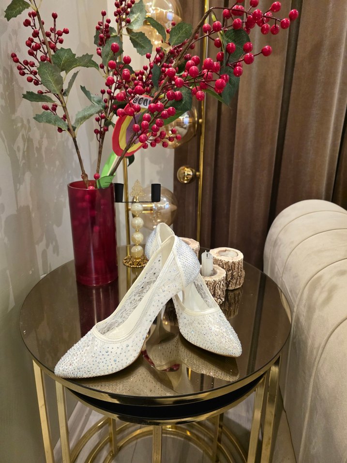 Dantel Detaylı Beyaz İnce Topuklu Kadın Ayakkabı - Görsel 4