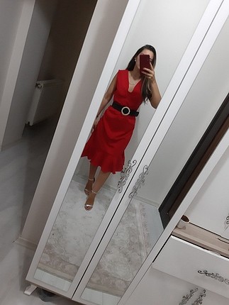 kırmızı etegi fırfirlı elbise
