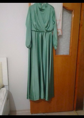 Yeşil saten Uzun Abiye Elbise - Görsel 6