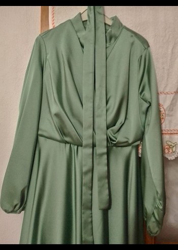 Yeşil saten Uzun Abiye Elbise - Görsel 4