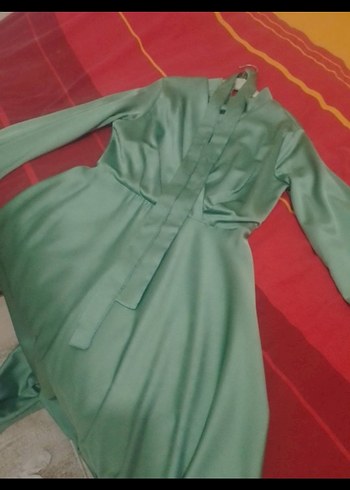 Yeşil saten Uzun Abiye Elbise - Görsel 3