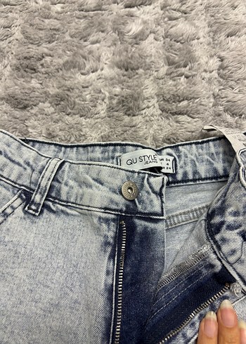 Gri Tüy Detaylı Mini Kot Şort - Görsel 2