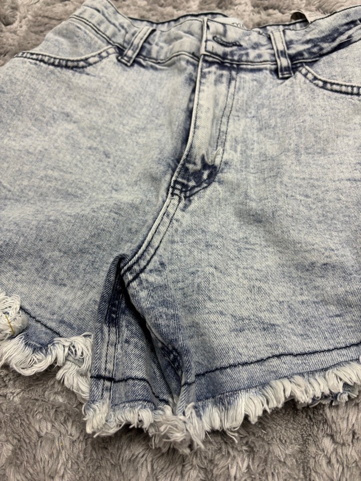 Gri Tüy Detaylı Mini Kot Şort - Görsel 4