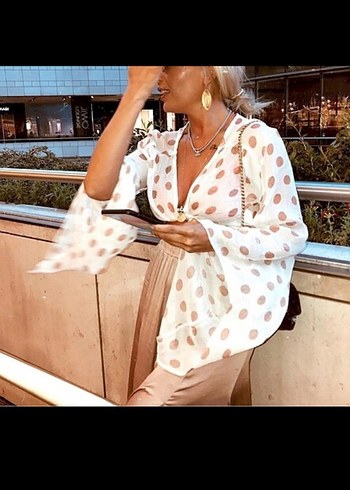 Camel Puantiyeli V Yaka Mini Kadın Bluz