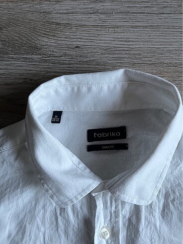 Fabrika marka beyaz gömlek