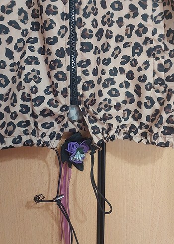 Leopar Desenli Kapüşonlu Kadın Yağmurluk - Görsel 3