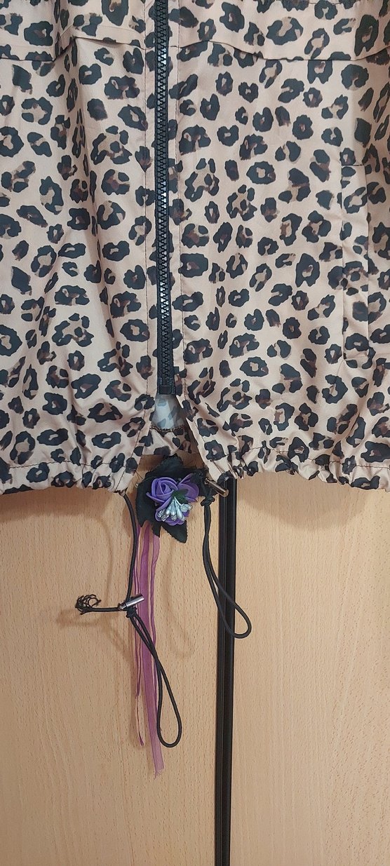 Leopar Desenli Kapüşonlu Kadın Yağmurluk - Görsel 3