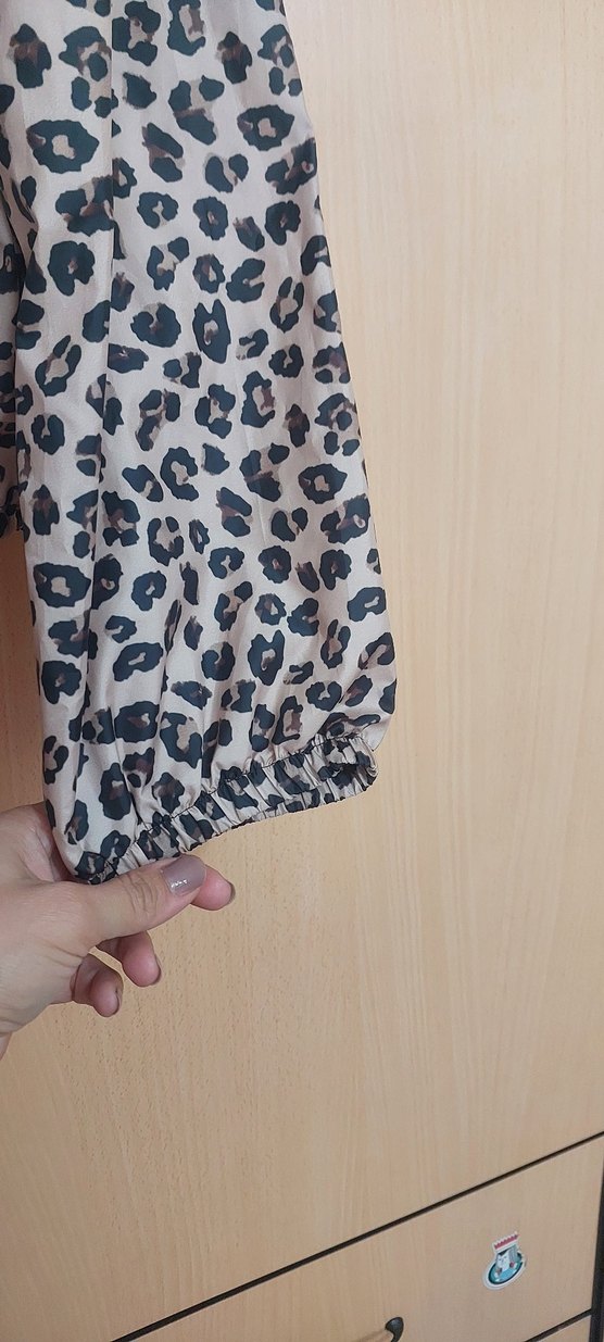 Leopar Desenli Kapüşonlu Kadın Yağmurluk - Görsel 4