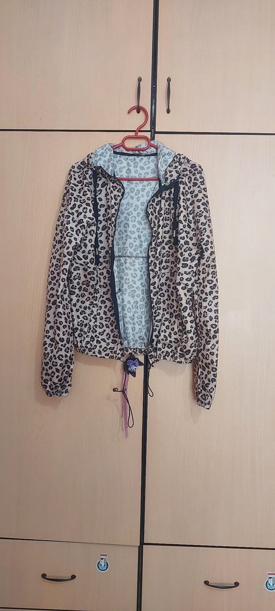 Leopar Desenli Kapüşonlu Kadın Yağmurluk - Görsel 2