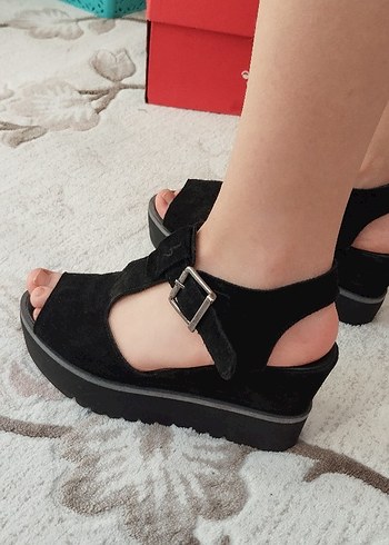 37 Beden Siyah Kadın Dolgu Topuklu Sandalet