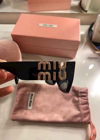 MİUMİU GÖZLÜK Zincir Detaylı Parlak Altın Kadın Güneş Gözlüğü - Görsel 3