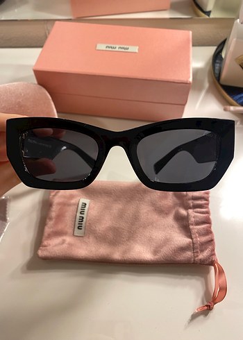 MİUMİU GÖZLÜK Zincir Detaylı Parlak Altın Kadın Güneş Gözlüğü - Görsel 4