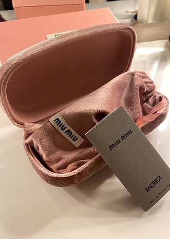 MİUMİU GÖZLÜK Zincir Detaylı Parlak Altın Kadın Güneş Gözlüğü - Görsel 6