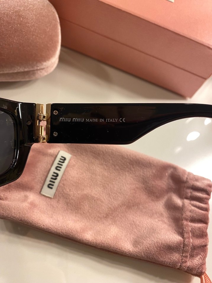 MİUMİU GÖZLÜK Zincir Detaylı Parlak Altın Kadın Güneş Gözlüğü - Görsel 5