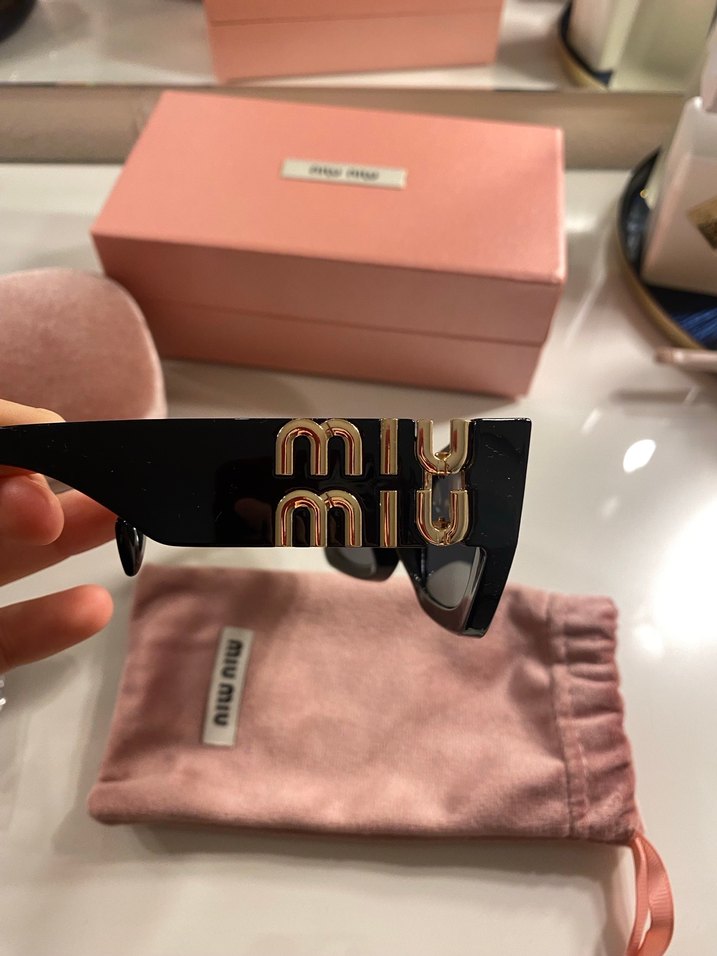 MİUMİU GÖZLÜK Zincir Detaylı Parlak Altın Kadın Güneş Gözlüğü - Görsel 3