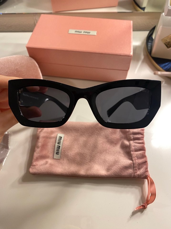 MİUMİU GÖZLÜK Zincir Detaylı Parlak Altın Kadın Güneş Gözlüğü - Görsel 4