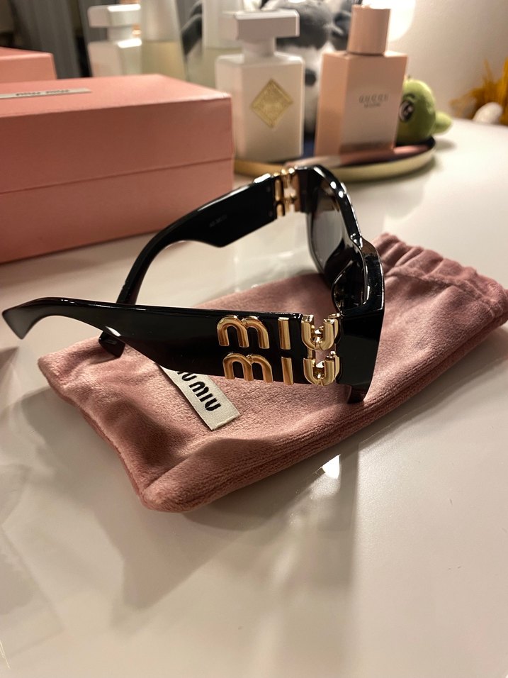 MİUMİU GÖZLÜK Zincir Detaylı Parlak Altın Kadın Güneş Gözlüğü - Görsel 2