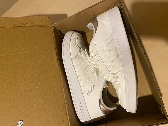 37 Beden beyaz Renk Adidas ayakkabı