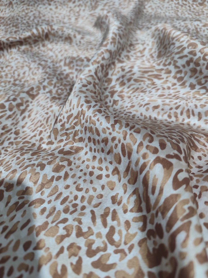 Bej Leopar Desenli ipek Eşarp - Görsel 2