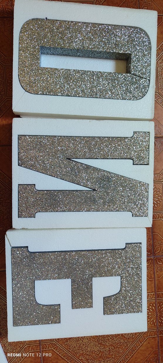 SIMLI GUMUŞ  RENK ONE YAZILI AYAKLI PANO - Görsel 2