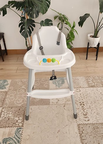 Gri ve Beyaz Bebek Mama Sandalyesi