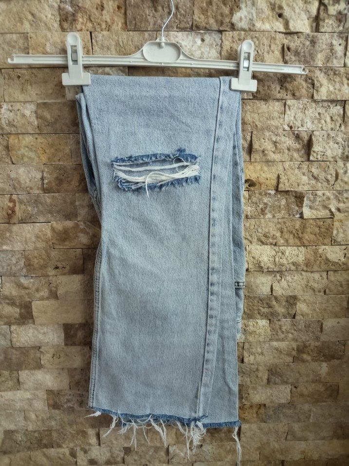 **Gri Yırtık Detaylı Bol Kesim Kadın Kot Pantolon** - Görsel 3