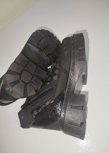 30 Beden Kız Çocuk Siyah Nakışlı Bağcıklı Bot