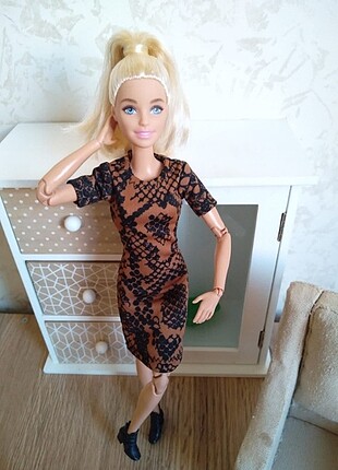 Barbie Elbisesi ve Avukat Cübbesi
