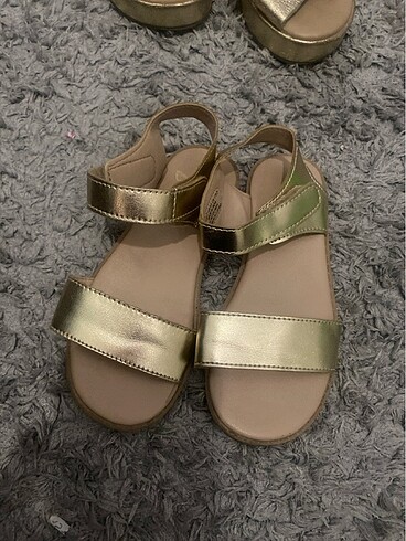 H&M gold sandalet