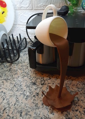 Kahverengi Dökülen Fincan Figürü