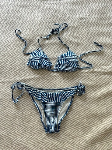 Mavi beyaz çizgili, fırfırlı alt ve üst takım bikini